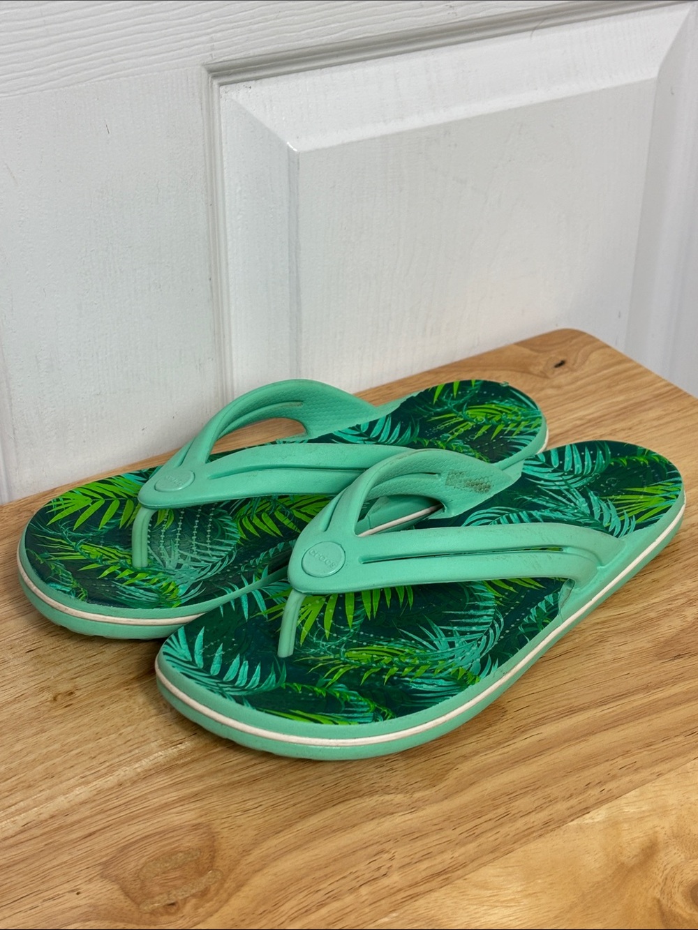 CROCS green tropical palm print thong flip flop sandals size7 resort beach pool